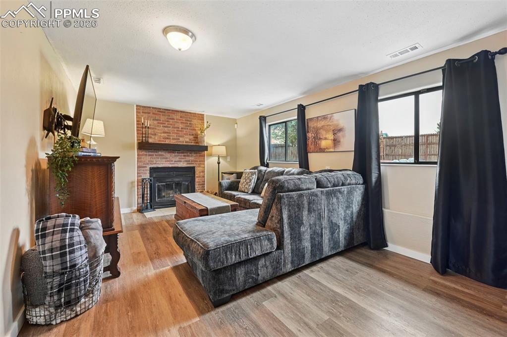 Image 11 of 25: Living Room