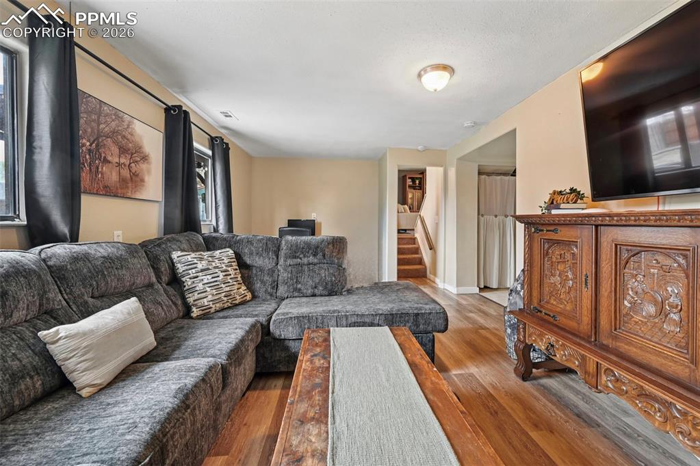 Image 13 of 25: Living Room