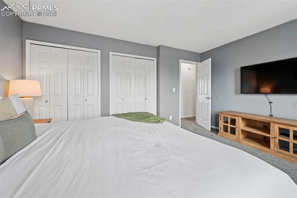 Image 17 of 25: Bedroom