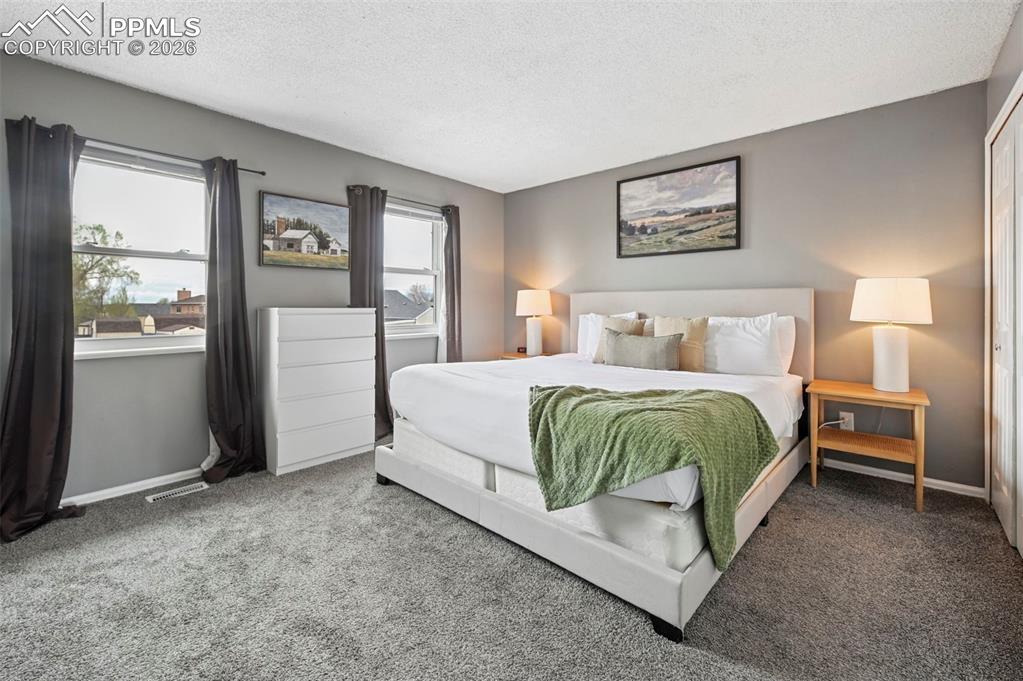 Image 18 of 25: Bedroom