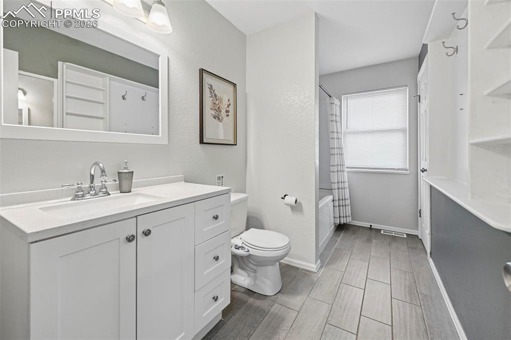 Image 19 of 25: Bathroom