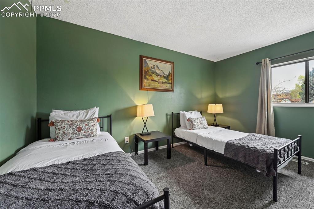 Image 21 of 25: Bedroom