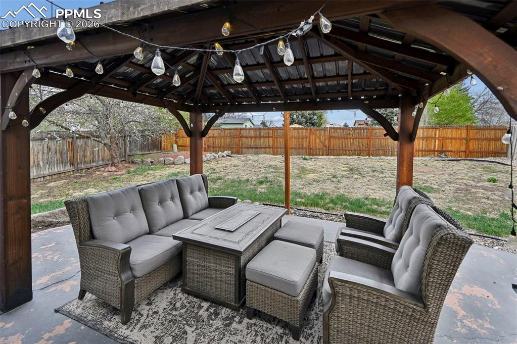 Image 22 of 25: Patio