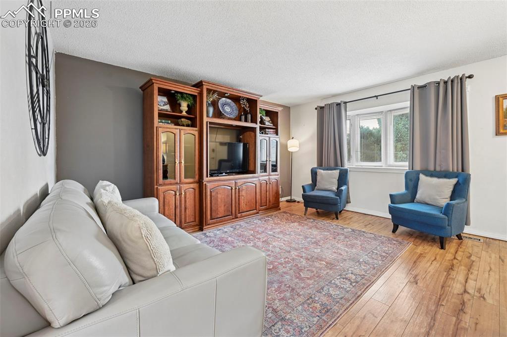 Image 6 of 25: Living Room