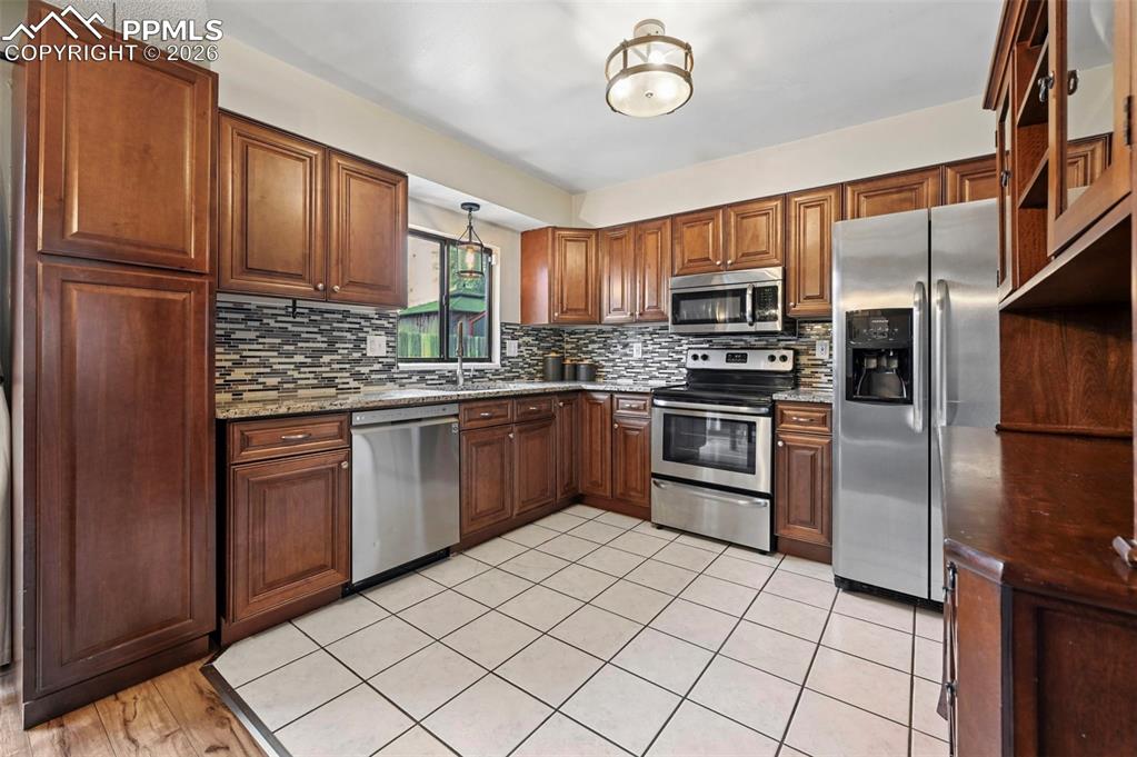 Image 7 of 25: Kitchen