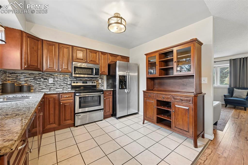 Image 9 of 25: Kitchen