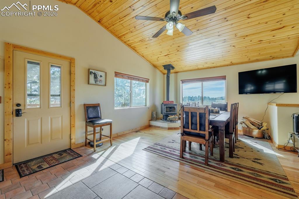 Image 11 of 40: Dining Area