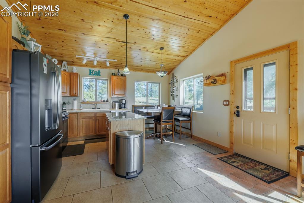 Image 14 of 40: Kitchen