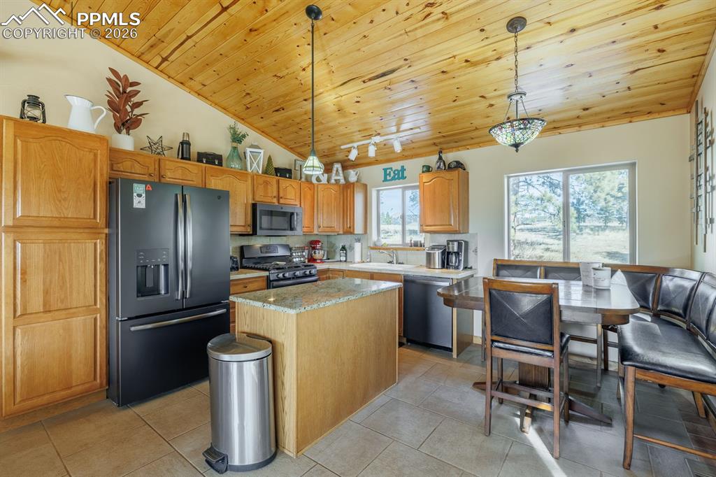 Image 15 of 40: Kitchen