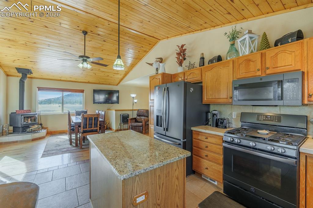 Image 17 of 40: Kitchen