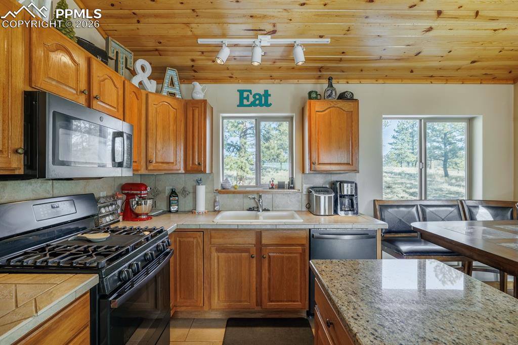 Image 18 of 40: Kitchen