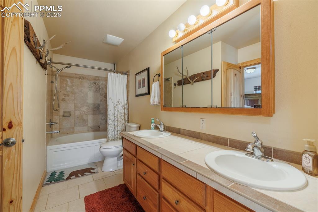 Image 22 of 40: Bathroom