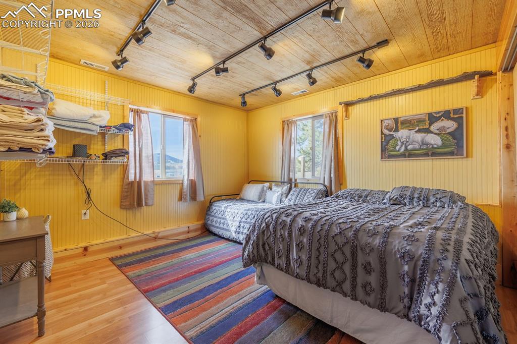 Image 27 of 40: Bedroom