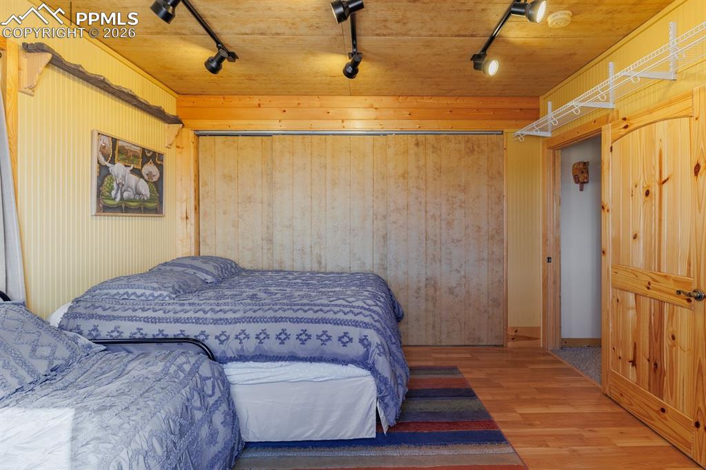 Image 28 of 40: Bedroom