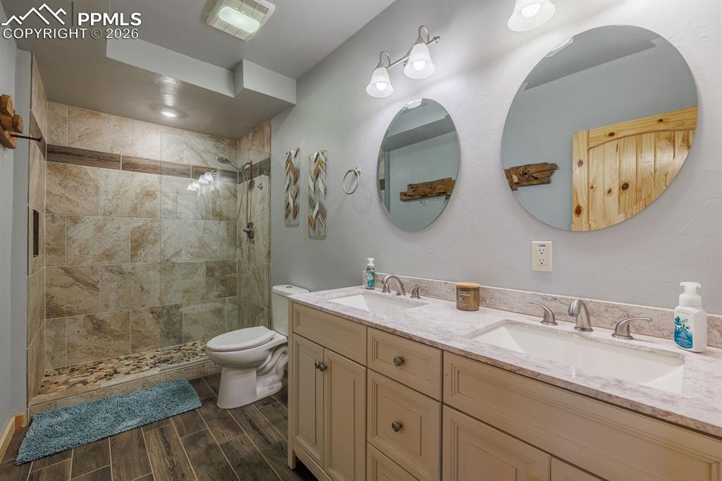 Image 29 of 40: Bathroom