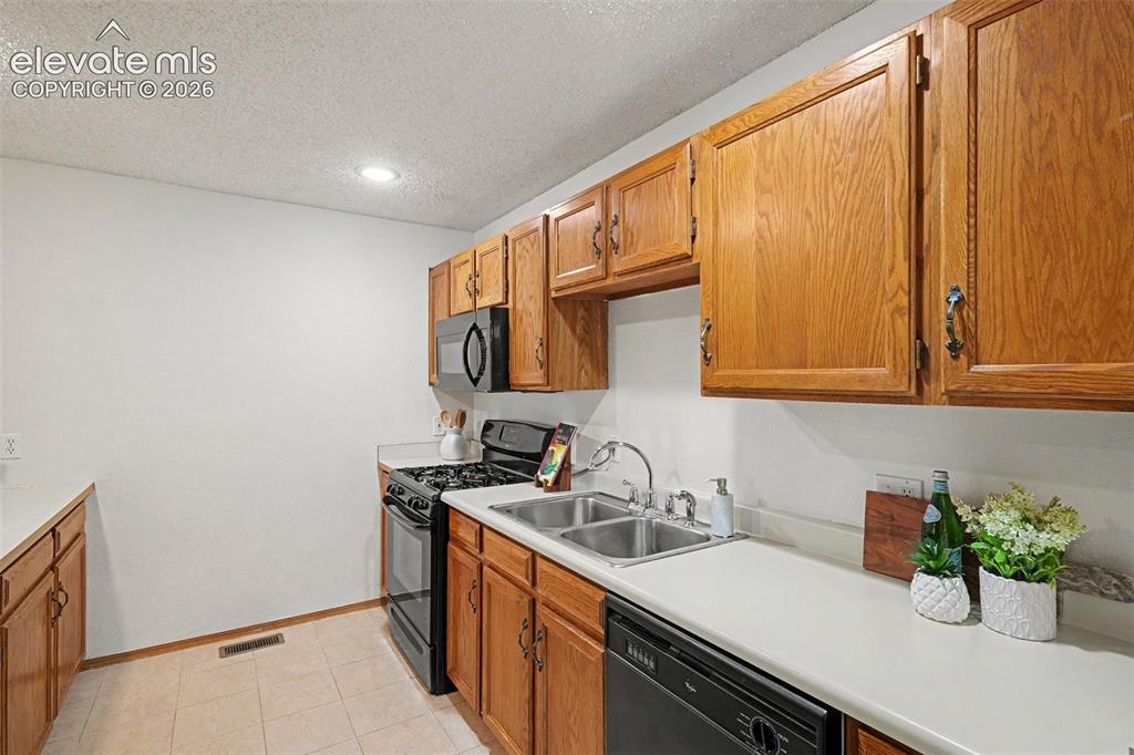Image 10 of 30: Kitchen