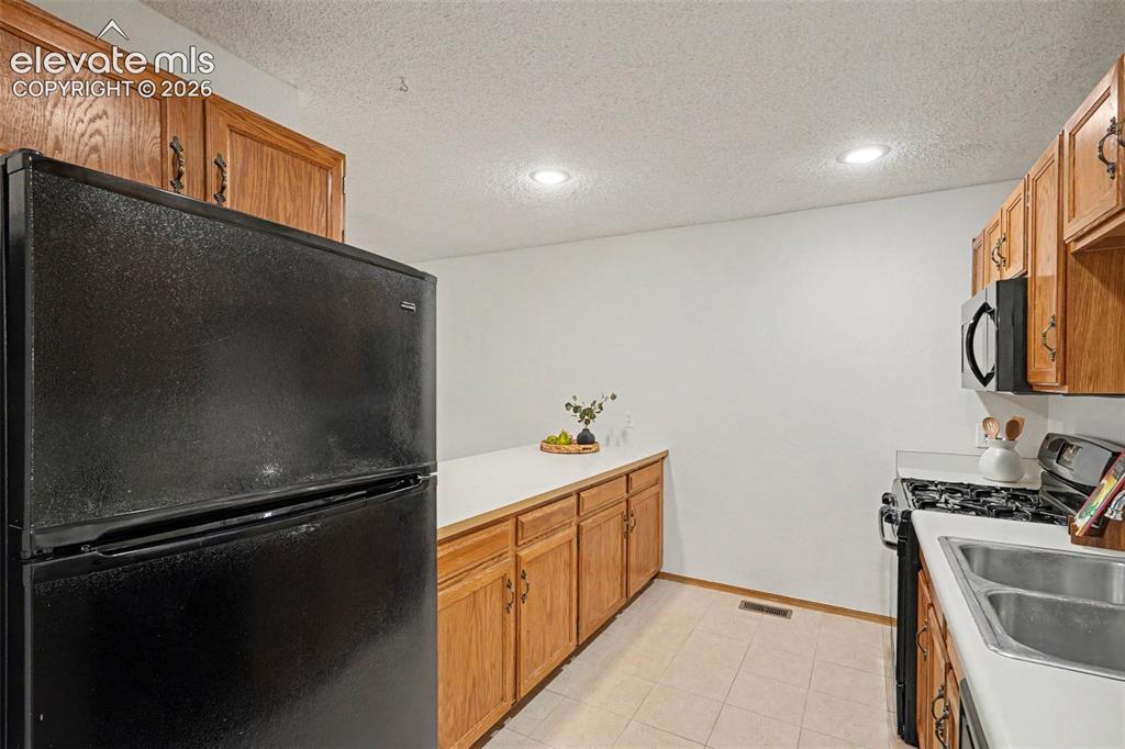 Image 11 of 30: Kitchen
