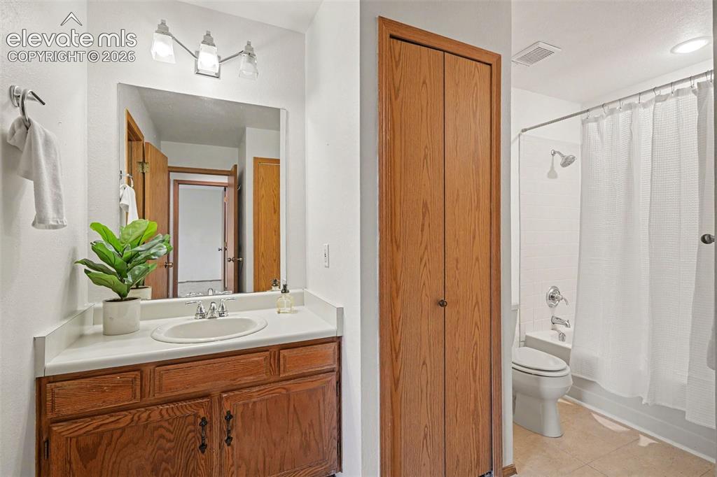 Image 17 of 30: Bathroom