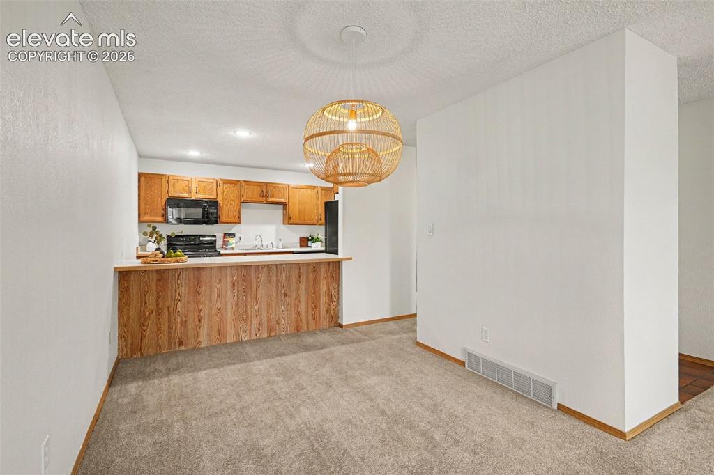 Image 24 of 30: Kitchen
