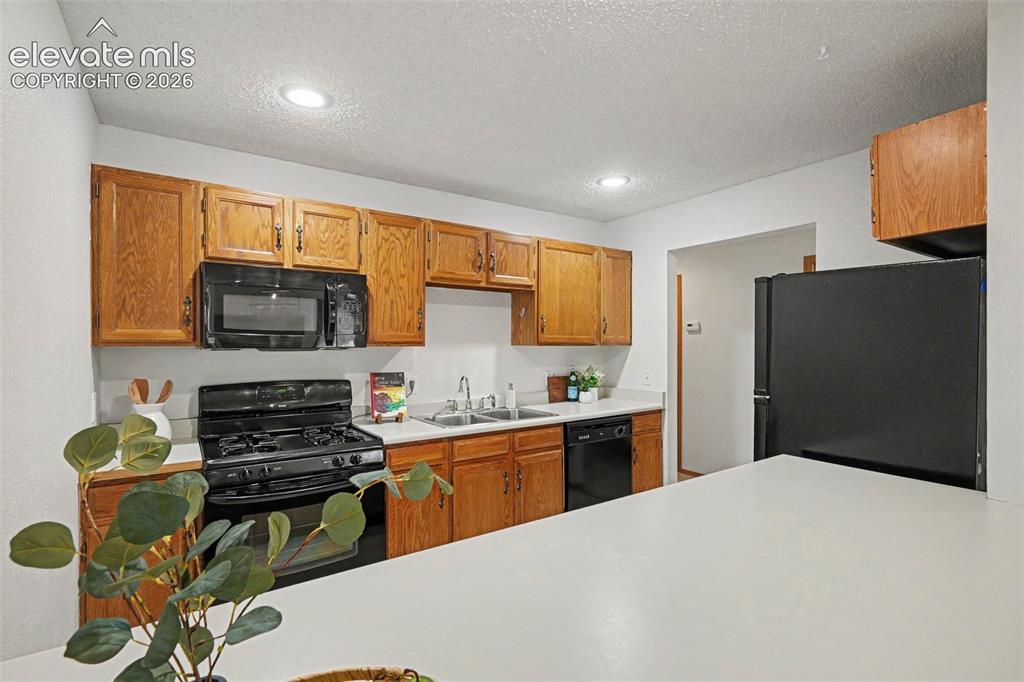Image 9 of 30: Kitchen