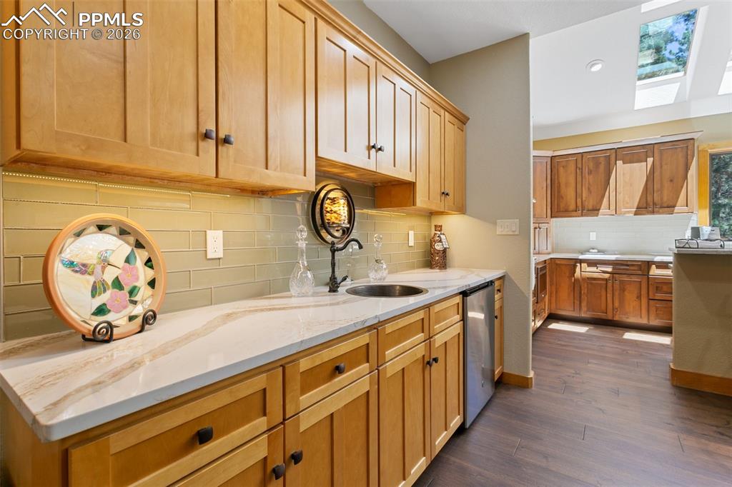 Image 10 of 50: Kitchen