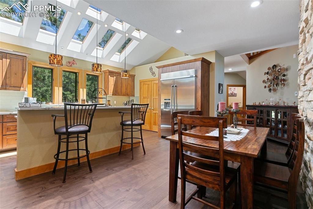 Image 11 of 50: Dining Area