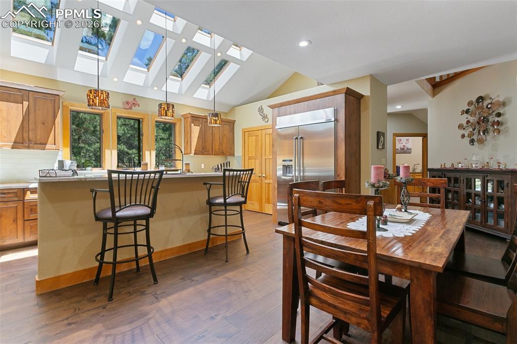 Image 12 of 50: Dining Area