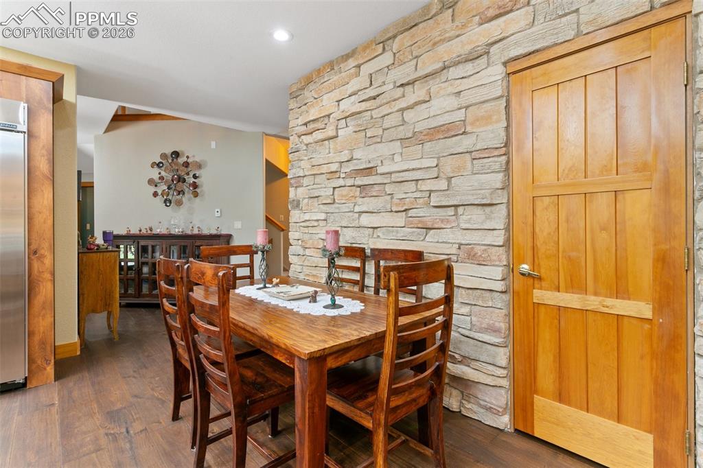 Image 13 of 50: Dining Area