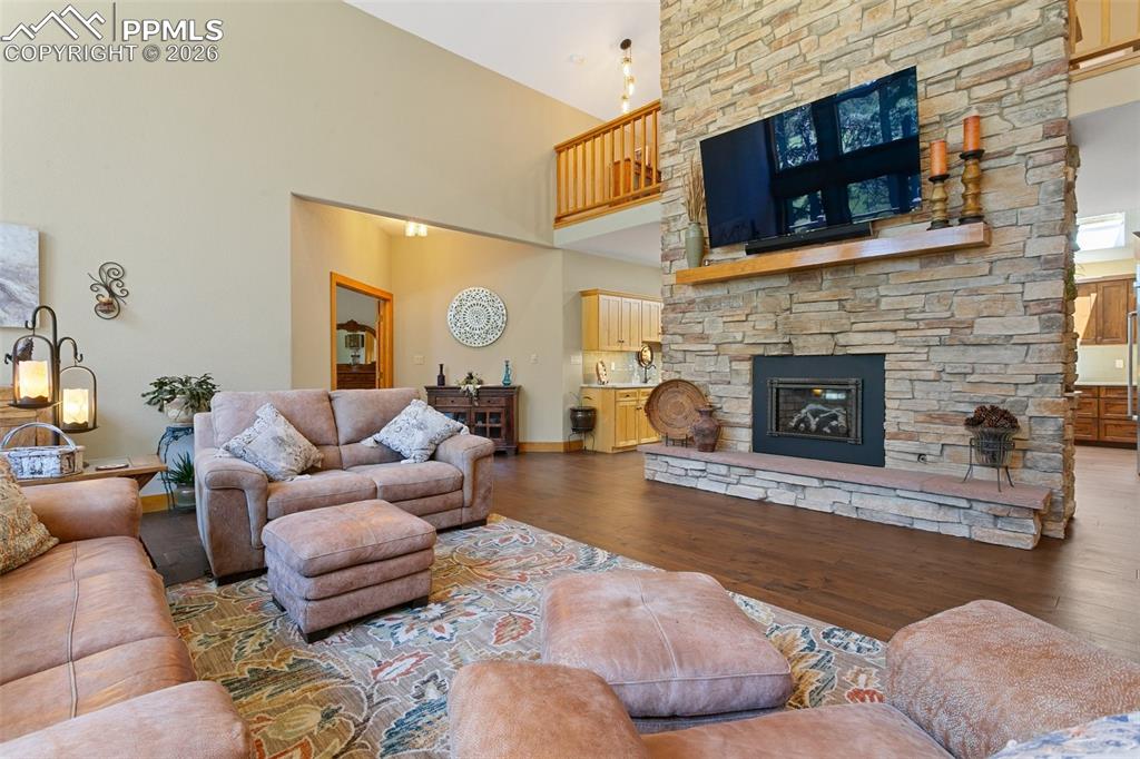 Image 17 of 50: Living Room