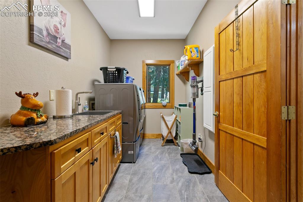 Image 21 of 50: Laundry