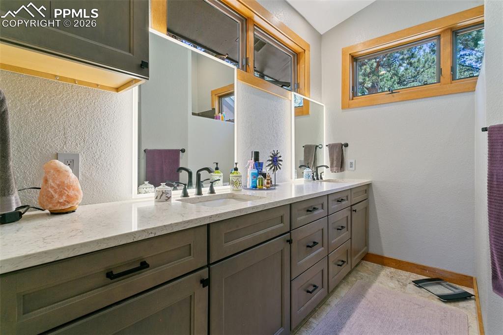 Image 29 of 50: Bathroom