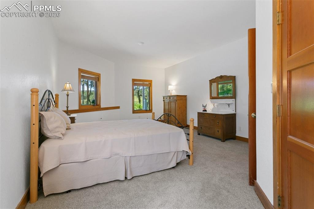 Image 31 of 50: Bedroom