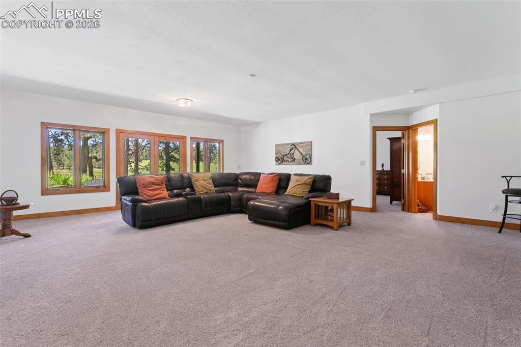 Image 33 of 50: Living Room