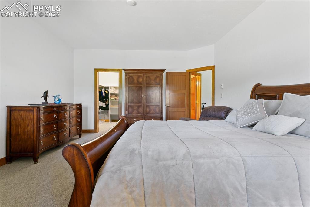 Image 39 of 50: Bedroom