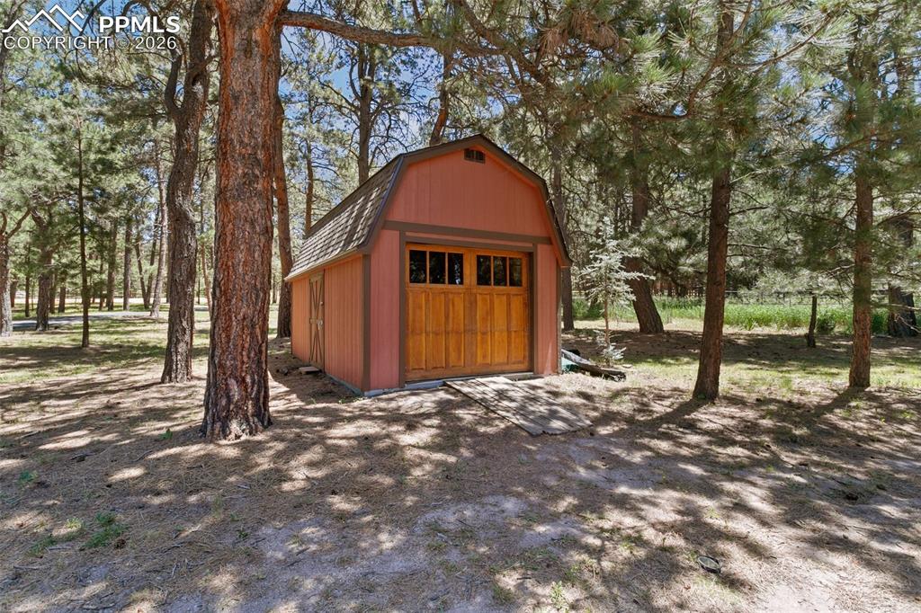 Image 44 of 50: Garage