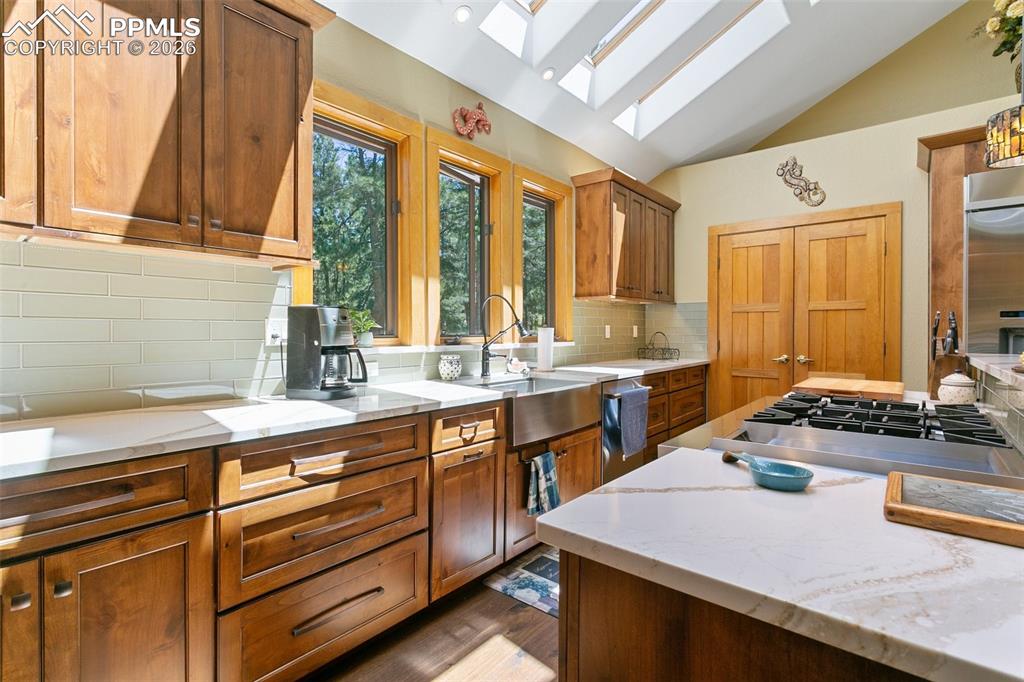 Image 7 of 50: Kitchen