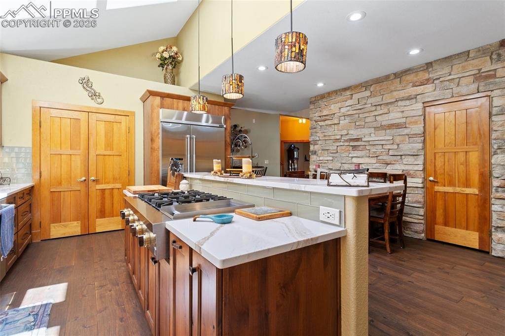 Image 9 of 50: Kitchen