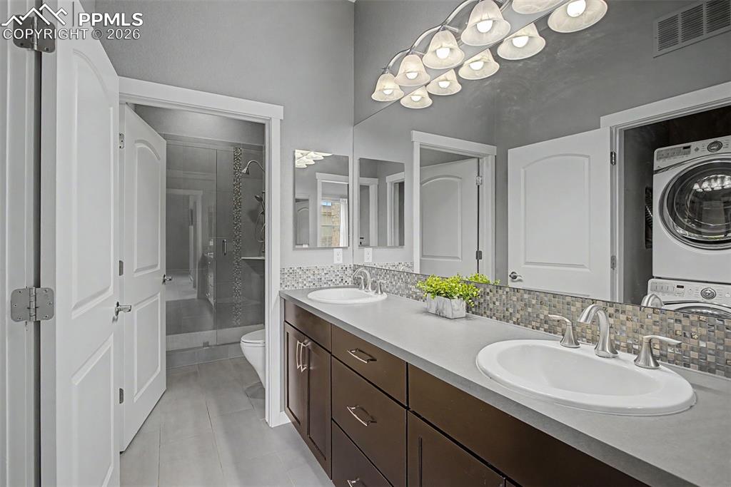 Image 17 of 35: Bathroom