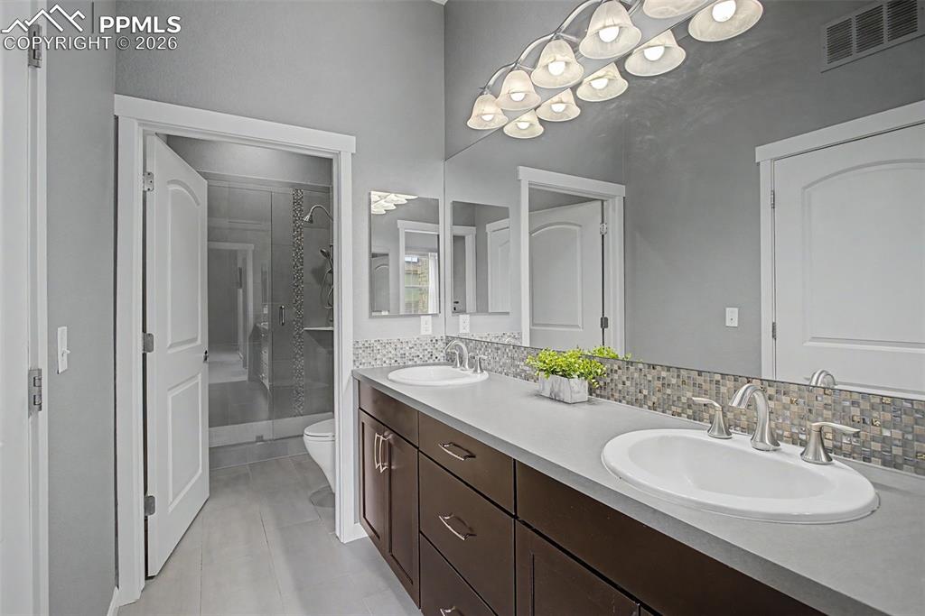 Image 18 of 35: Bathroom