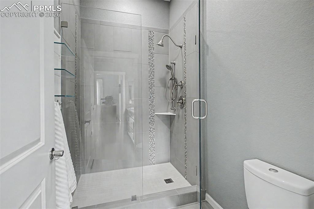 Image 19 of 35: Bathroom