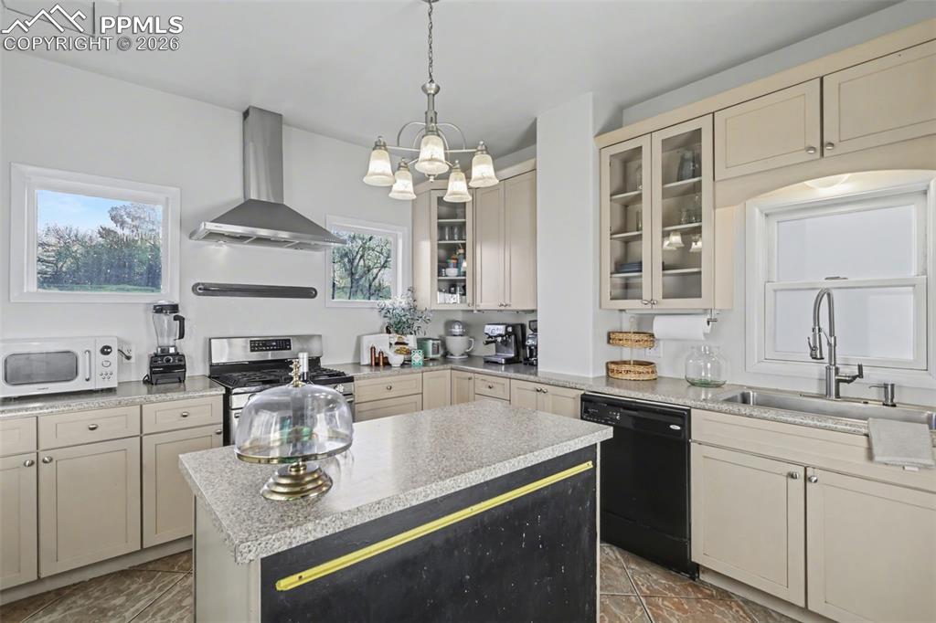 Image 10 of 37: Kitchen