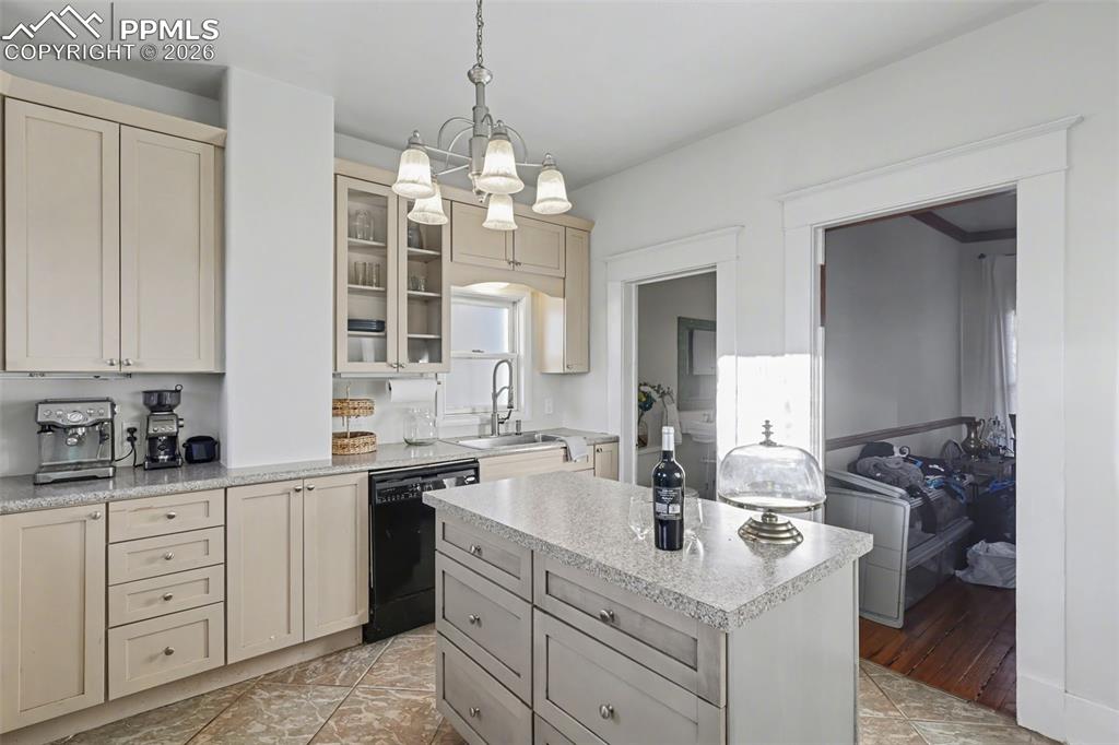Image 12 of 37: Kitchen