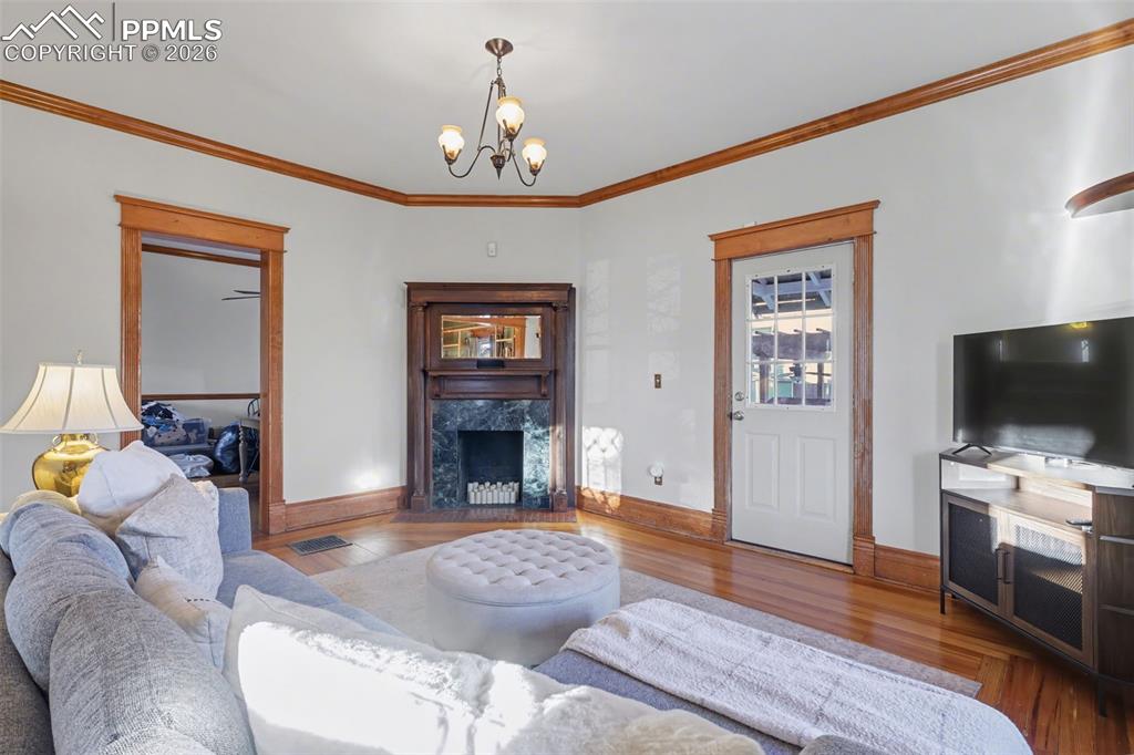 Image 6 of 37: Family Room