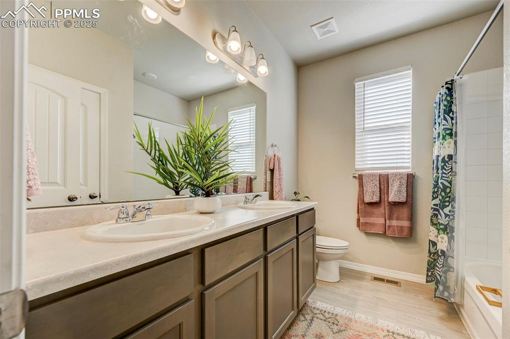 Image 26 of 41: Bathroom