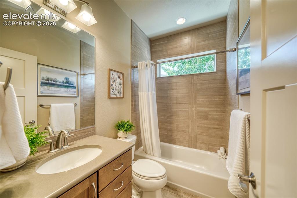 Image 16 of 50: Bathroom