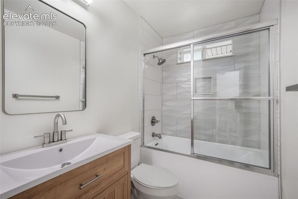 Image 14 of 47: Bathroom