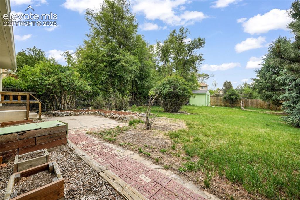 Image 42 of 47: Yard