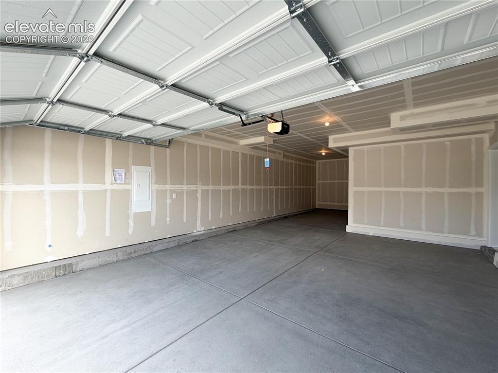 Image 41 of 42: Garage