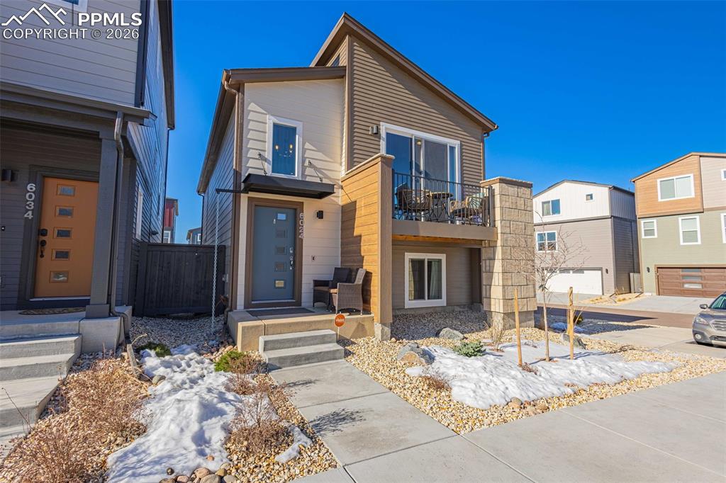 Image 1 of 32: Front of Structure