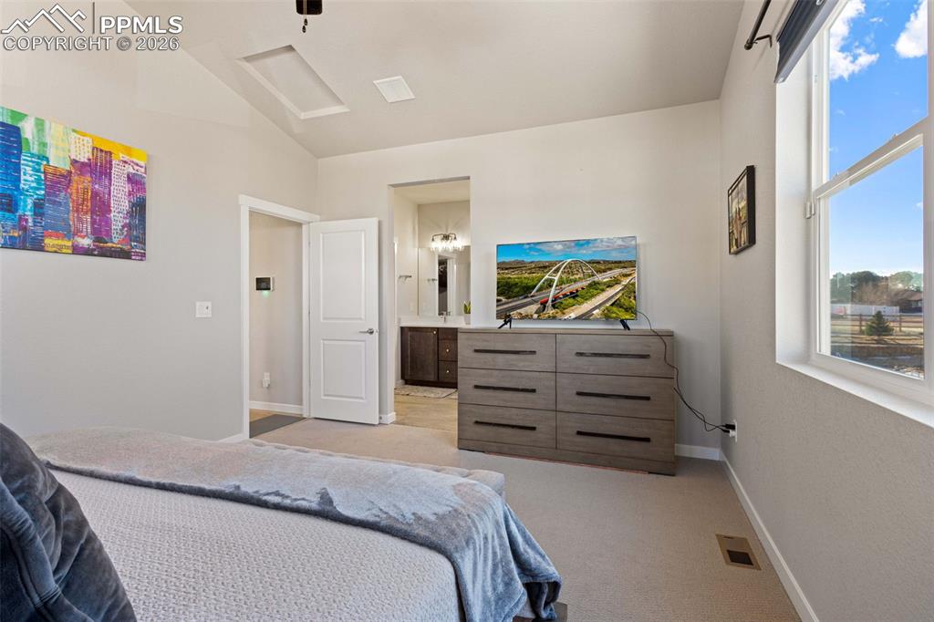 Image 12 of 32: Bedroom